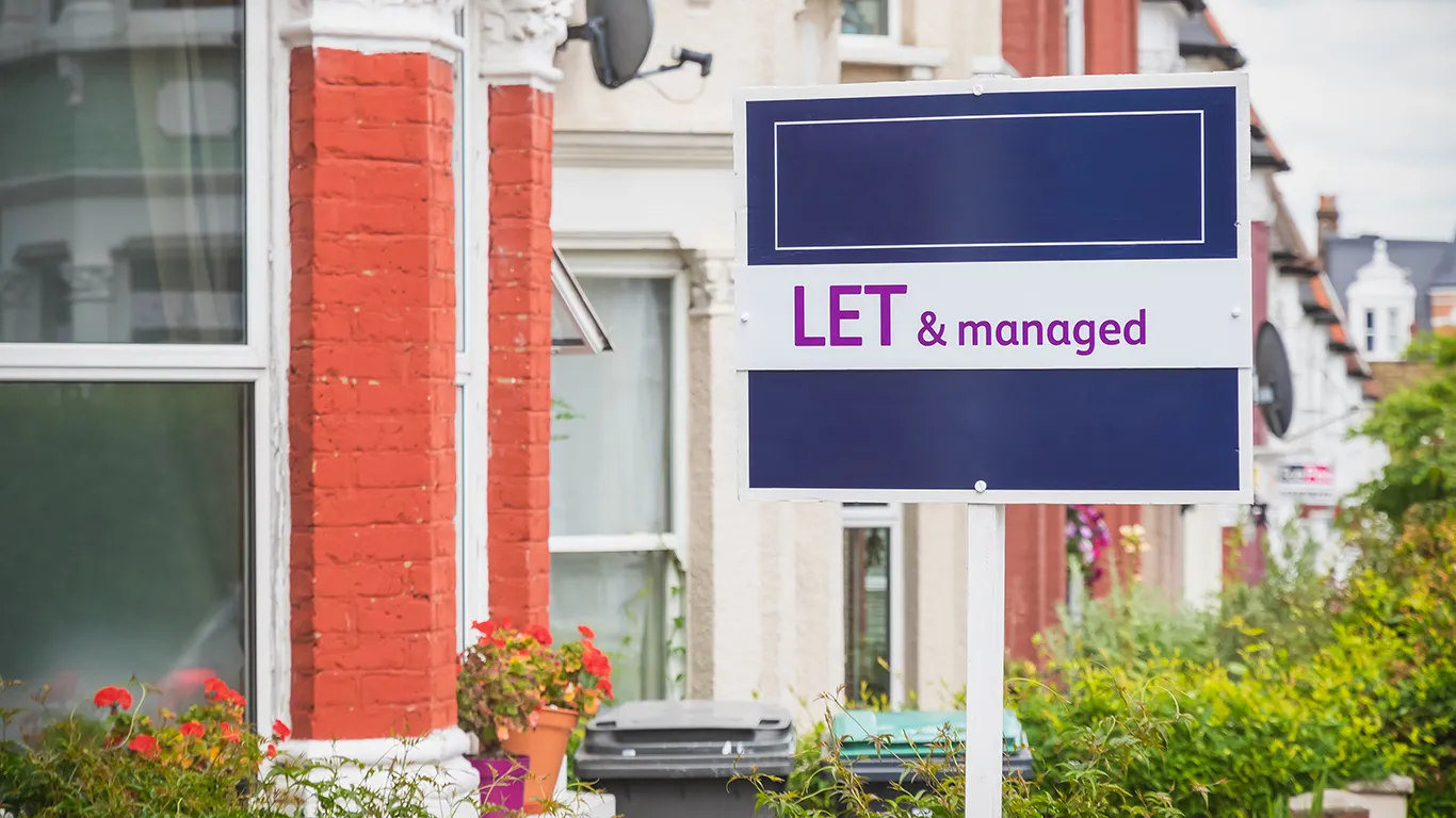 A let-agreed board outside a London house